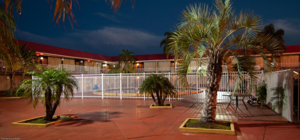 Express Inn & Suites - 5 Miles From St Petersburg Clearwater Airport Exterior foto