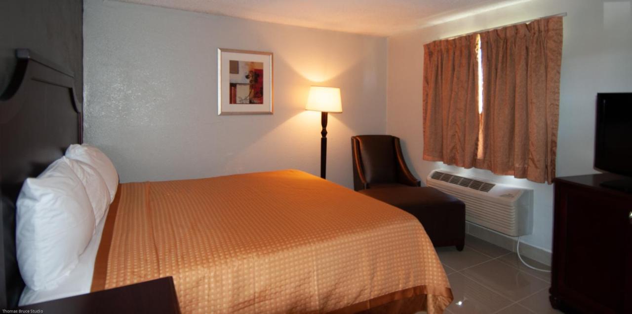 Express Inn & Suites - 5 Miles From St Petersburg Clearwater Airport Exterior foto