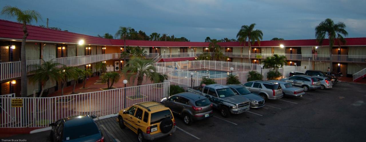 Express Inn & Suites - 5 Miles From St Petersburg Clearwater Airport Exterior foto