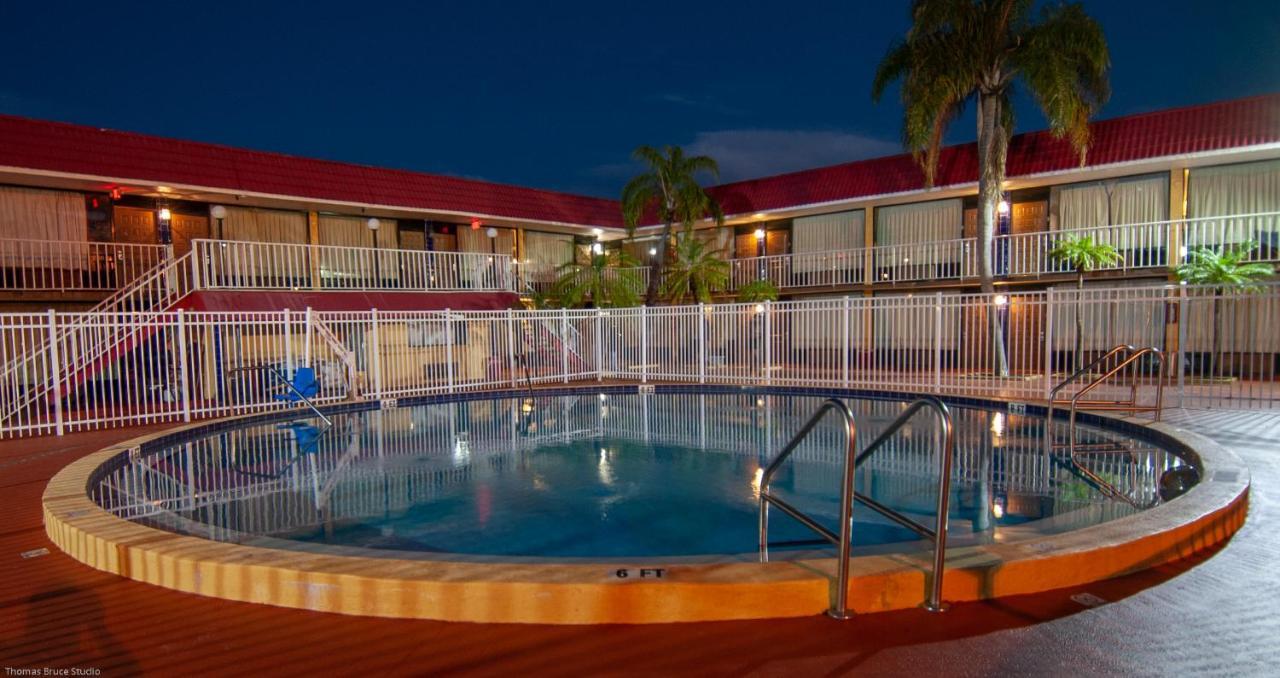 Express Inn & Suites - 5 Miles From St Petersburg Clearwater Airport Exterior foto