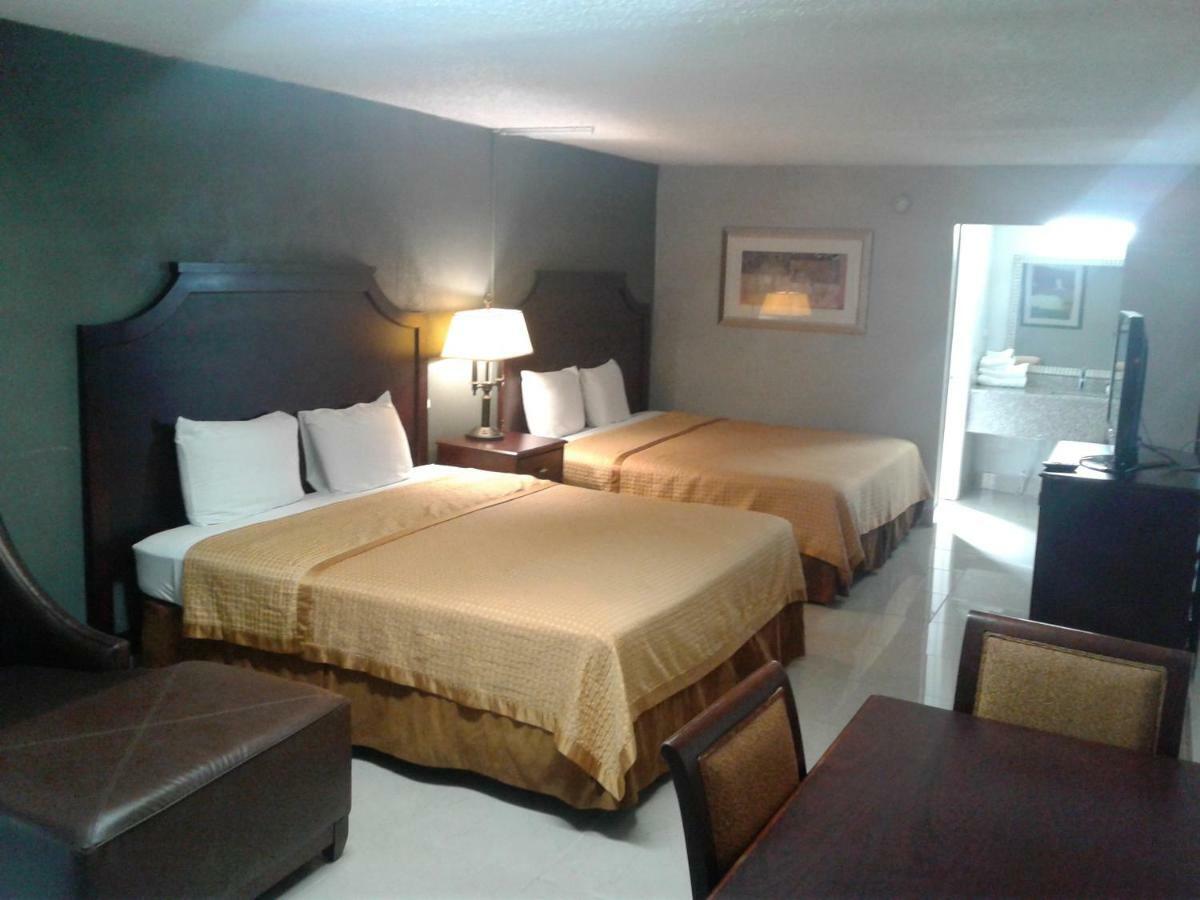 Express Inn & Suites - 5 Miles From St Petersburg Clearwater Airport Exterior foto
